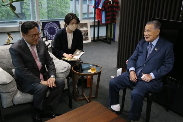 윤석열 대통령 당선인이 일본에 파견한 한일 정책협의대표단 단장인 정진석(왼쪽) 국회부의장이 26일 도쿄에서 모리 요시로 전 일본총리와 만나고 있다. 한일 정책협의대표단 제공