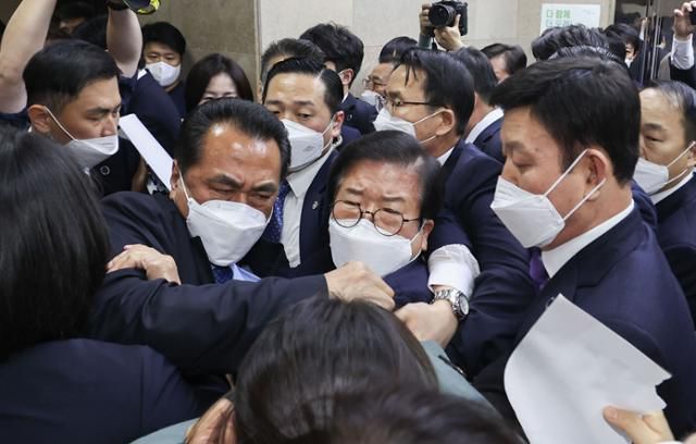 박병석 국회의장이 30일 서울 여의도 국회에서 '검수완박' 법안으로 불리는 검찰청법 표결 및 형사소송법 상정이 예정된 본회의가 열리는 가운데 국민의힘 의원들의 저지를 뚫고 나가고 있다. 국회사진기자단