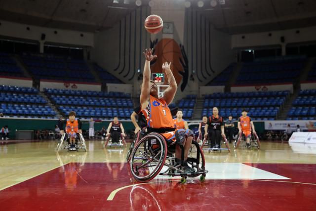 제39회 전국장애인체육대회 둘째 날인 2019년 10월 16일 서울 송파구 잠실학생체육관에서 제주특별자치도 대표팀과 세종특별자치시 대표팀 선수들이 경기하고 있다. 휠체어 농구에서 선수는 엉덩이를 휠체어에서 뗄 수 없고, 휠체어가 뜰 만큼 점프를 해서도 안 된다. 코리아타임스