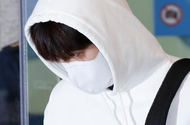 배우 김선호가 영화 ‘슬픈 열대’ 태국 촬영을 마치고 지난달 인천국제공항을 통해 귀국하고 있다. 뉴스1