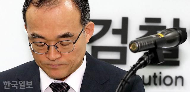 문무일 검찰총장이 2019년 6월 25일 오전 서울 서초구 대검찰청 검찰역사관 앞에서 과거사 관련 입장발표후 고개숙여 사과하고 있다. 이한호 기자