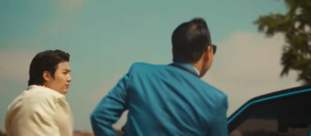 '댓댓' 뮤직비디오에서 방탄소년단 슈가(왼쪽)가 싸이의 뺨을 때리자 그의 고개가 돌아가고 있다. 뮤직비디오 캡처