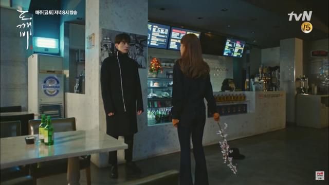 tvN 드라마 '도깨비'에서 써니 역의 유인나가 복숭아 나무를 휘둘러 저승사자(이동욱)의 모자를 벗기는 장면. 'tvN drama' 유튜브 캡처