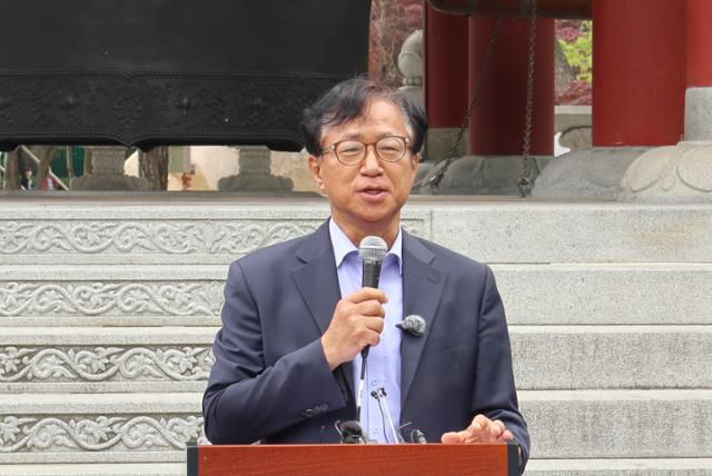 엄창옥 대구시교육감 후보가 11일 오후 대구 국채보상기념공원 종각 앞에서 대구시교육감 출마 선언을 하고 있다. 정광진 기자 kjcheong@hankookilbo.com