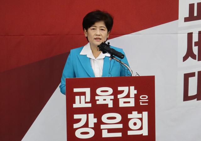 강은희 대구시교육감 후보가 11일 오전 대구시교육청 브리핑룸에서 출마 선언을 하고 있다. 정광진 기자 kjcheong@hankookilbo.com
