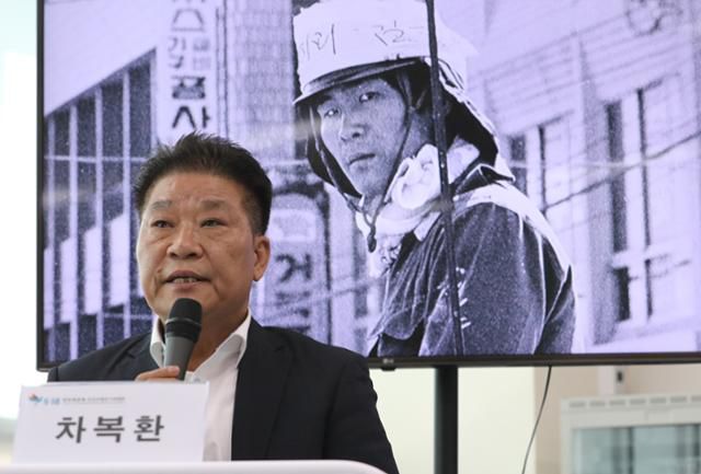 5·18 광주민주화운동 당시 시민군 김군 당사자인 차복환씨가 12일 서울 중구 5·18민주화운동 진상규명조사위원회 대강당에서 열린 대국민 보고회에서 당시 상황에 대해 설명하고 있다. 뉴스1