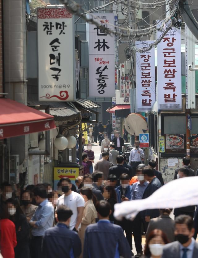 지난달 18일 점심시간에 서울시청 인근 거리가 직장인들로 붐비고 있다. 연합뉴스