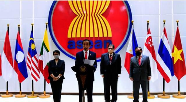 지난해 4월 조코 위도도(왼쪽 두 번째) 인도네시아 대통령이 자카르타에 위치한 동남아시아국가연합(ASEANㆍ아세안) 사무국에서 미얀마 군부 쿠데타 사태 해결을 위한 아세안 정상들의 합의문을 발표하고 있다. 이라와디 캡처