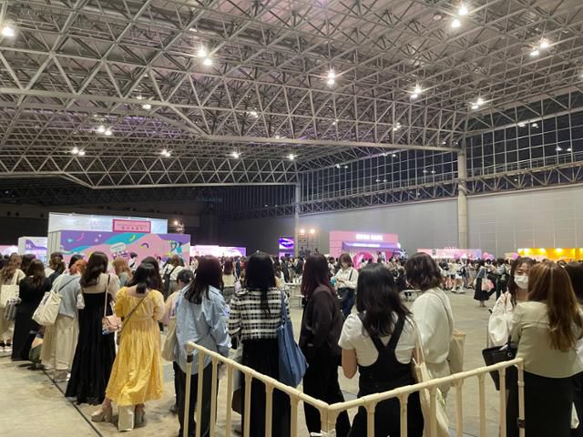 15일 ‘KCON 2002 프리미어 인 도쿄’가 열린 지바시 대규모 복합전시장 ‘마쿠하리 멧세’의 컨벤션 현장에서 참가자들이 팬 미팅을 하기 위해 줄 서서 기다리고 있다. 지바=최진주 특파원