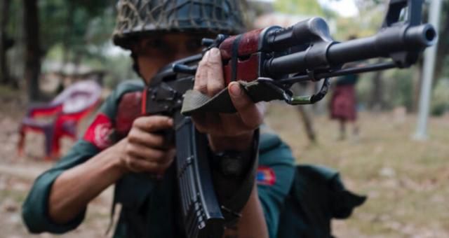 미얀마 소수민족 라카인족의 반군인 '아라칸군(Arakan ArmyㆍAA)' 소속 육군 병사가 사격 훈련을 하고 있다. 이라와디 캡처