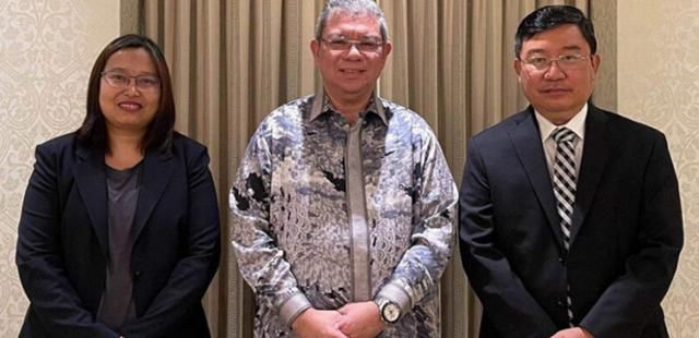 사이푸딘 압둘라(가운데) 말레이시아 외무장관이 지난 14일 미국 워싱턴DC에서 진 마 아웅(오른쪽) 미얀마 국민통합정부(NUG) 외무장관과 회동을 진행한 뒤 기념사진을 찍고 있다. 이라와디 캡처