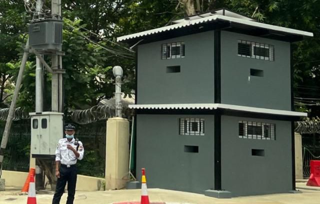 미얀마 양곤 도심에 지어진 정부군의 2층 경계초소 모습. 군부 타도를 외치는 국민통합정부(NUG)의 양곤 사령부는 최근 10일 동안 양곤 내 정부군 기지 10곳에 대한 폭탄 공격을 감행했다. 미얀마 나우 캡처