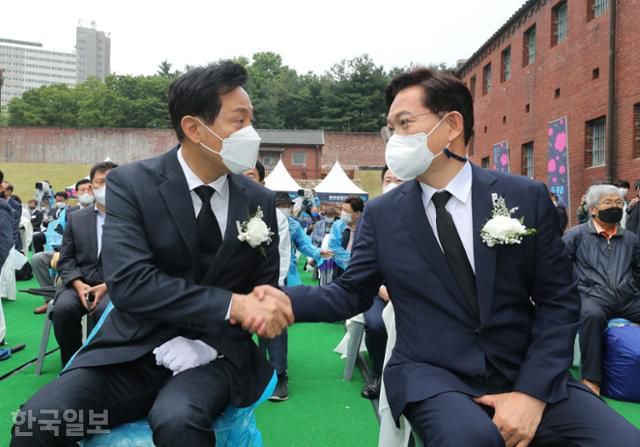송영길(오른쪽) 더불어민주당 서울시장 후보와 오세훈 국민의힘 서울시장 후보가 18일 오전 서울 서대문구 서대문형무소역사관에서 열린 5.18 민주화운동 제42주년 서울기념식에 참석해 악수하고 있다. 공동취재사진