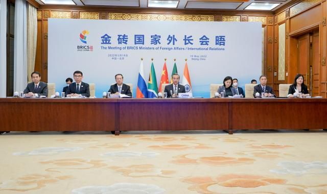 왕이 중국 국무위원 겸 외교부장이 19일 수도 베이징에서 브릭스(BRICS) 외무장관 화상회의를 주재하고 있다. 브릭스는 중국을 비롯해 브라질, 러시아, 인도, 남아프리카공화국의 신흥 경제 5개국을 가리킨다. 베이징=신화 연합뉴스