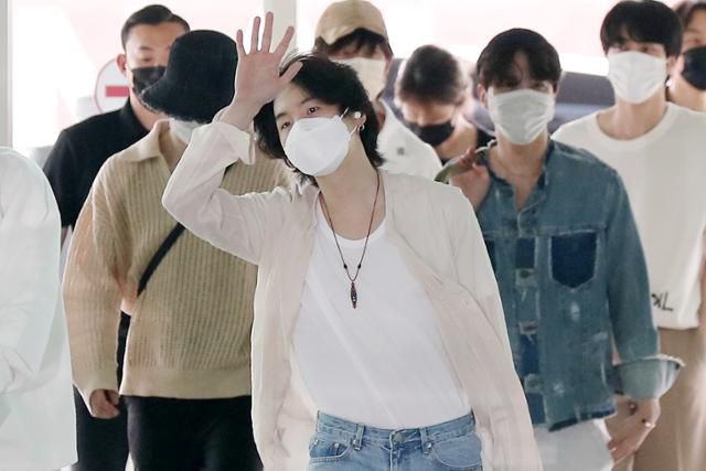 그룹 방탄소년단 멤버들이 미국 워싱턴으로 출국하기 위해 29일 인천국제공항 제2여객터미널로 들어서고 있다. 방탄소년단은 31일 백악관에서 조 바이든 미국 대통령을 만난다. 멤버 정국은 전날 먼저 떠나, 나머지 멤버 6명이 이날 공항에 모습을 드러냈다. 인천=뉴스1