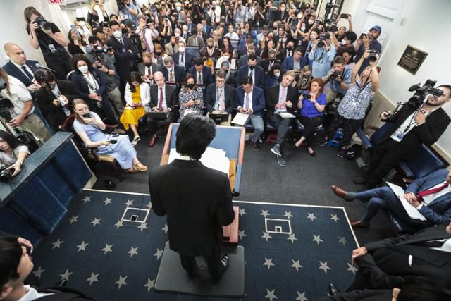 조 바이든 미국 대통령과 아시아계 증오범죄 대응 방안을 논의하기 위해 미국 워싱턴 백악관을 찾은 방탄소년단 멤버 RM이 31일 브리핑룸에서 발언하는 동안 기자와 관계자들이 휴대폰으로 BTS 멤버들을 촬영하고 있다. 워싱턴=UPI 연합뉴스