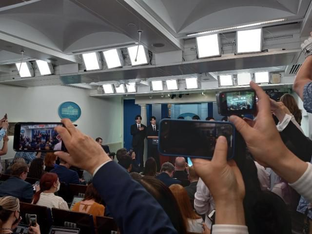 미국 백악관 취재진과 관계자들이 그룹 방탄소년단의 모습을 영상 촬영하고 있다. 위싱턴특파원단 제공