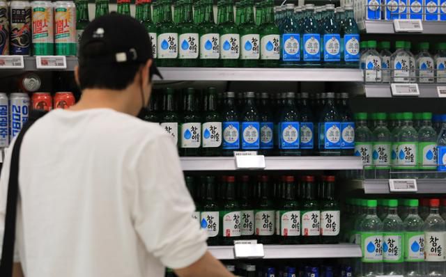 지난달 16일 서울의 한 대형마트 진열대에 하이트진로의 진로, 참이슬 소주가 진열돼 있다. 뉴스1