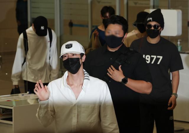 방탄소년단 멤버 진이 미국 백악관 방문을 마치고 2일 인천국제공항 제2여객터미널을 통해 귀국하며 손을 흔들어 인사하고 있다. 영종도=연합뉴스