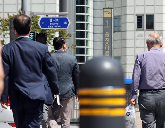5월 26일 서울 시내에서 중년 남성들이 횡단 보도를 건너고 있다. 연합뉴스