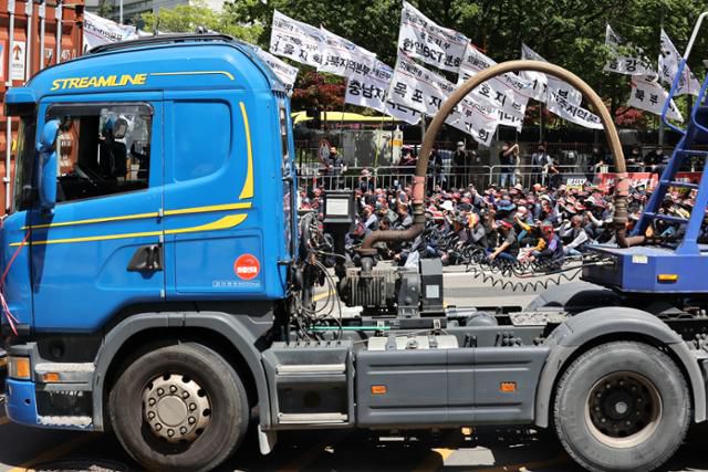 민주노총 전국공공운수노동조합 화물연대본부 조합원들이 7일 서울 영등포구 여의도공원 앞에서 열린 전국 화물노동자 투쟁 결의대회에서 안전 운임 일몰제 폐지 및 확대를 촉구하며 구호를 외치고 있다. 뉴스1