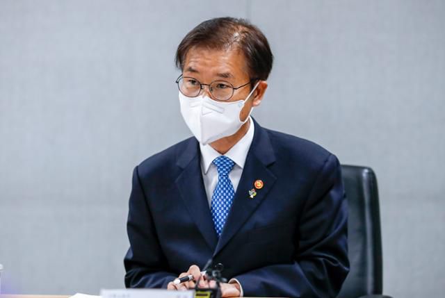 이정식 고용노동부 장관이 3일 오전 서울 용산구 크라운제과에서 열린 임금피크제 운영사업장 현장방문 간담회에서 인사말을 하고 있다. 뉴시스
