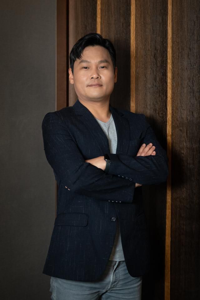 감독 데뷔작인 영화 '범죄도시2'로 1,000만 흥행 기록 달성이 확실시되는 이상용 감독은 아직도 흥행 수치가 너무 비현실적으로 느껴진다며 웃었다. ABO엔터테인먼트