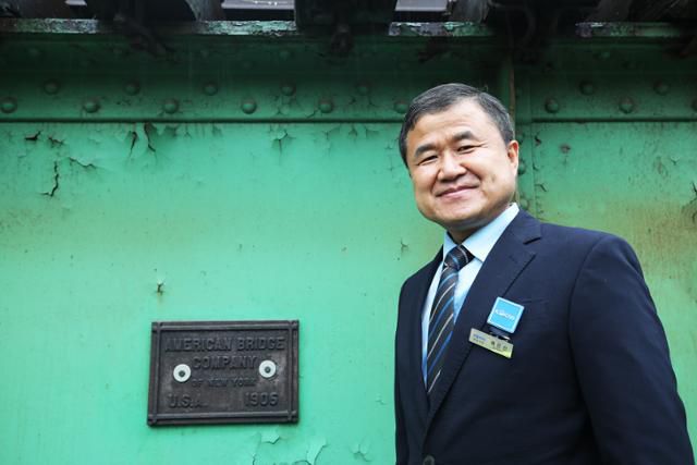 배은선 철도박물관장이 구일역 승강장을 받치고 있던 경인선 안춘천철교 상판구조물에 대해 설명하고 있다. ⓒ박준규