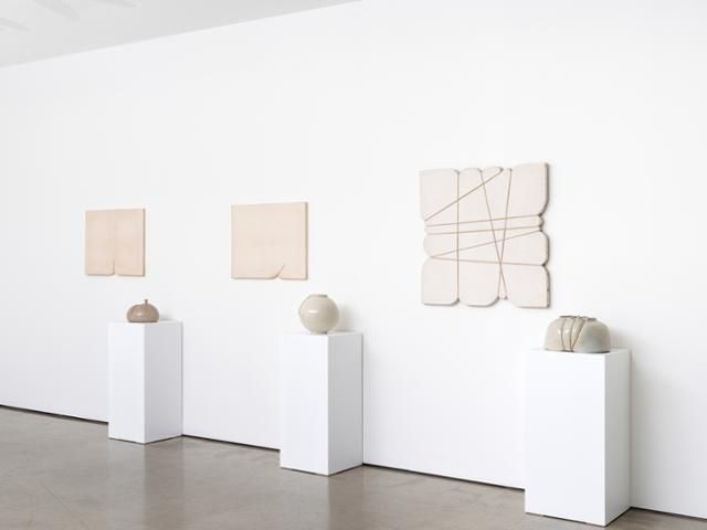 '매어진 백자'와 '매어진 캔버스'가 전시된 전시장 전경. 갤러리현대 제공