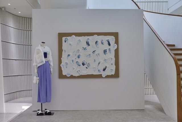 구호가 작가 장마리아와 협업해 지난 8일까지 개최한 협업 전시. 장마리아 작가의 'in Between-Spring Series' 작품 총 14점이 전시됐다. 삼성물산 제공