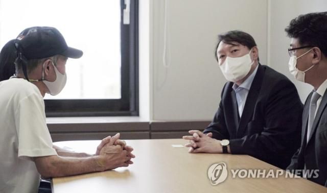 윤석열 대통령이 대선 후보 시절인 2021년 7월 10일 서울 광화문 캠프 사무실에서 서해상에서 북한군에게 사살된 해양수산부 공무원 이모씨의 유가족과 면담하고 있다. 연합뉴스