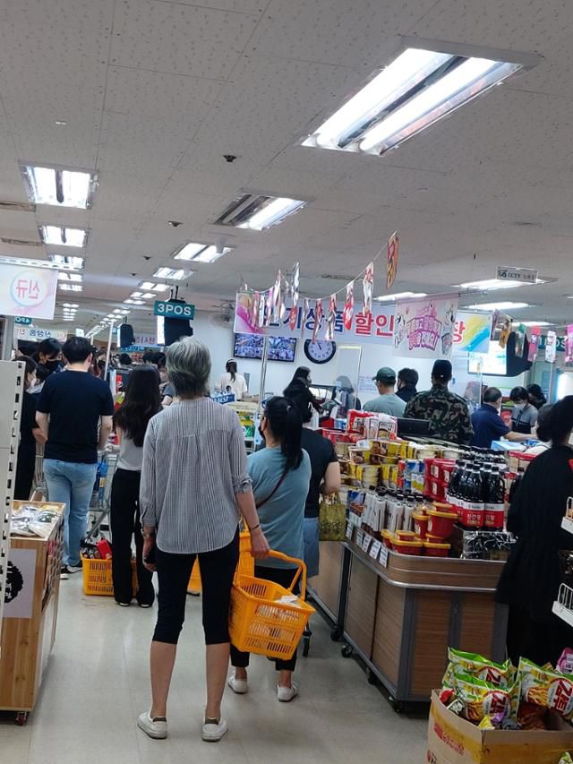 22일 오전 대전 유성 자운대 쇼핑타운 내 군 마트 계산대 앞에 개점 한 시간이 채 되지 않았는데도 물건을 모두 고른 뒤 계산을 하려는 손님들이 길게 줄을 서 기다리고 있다. 손님의 대부분은 일반인들이라고 마트 직원은 귀띔했다. 대전= 최두선 기자