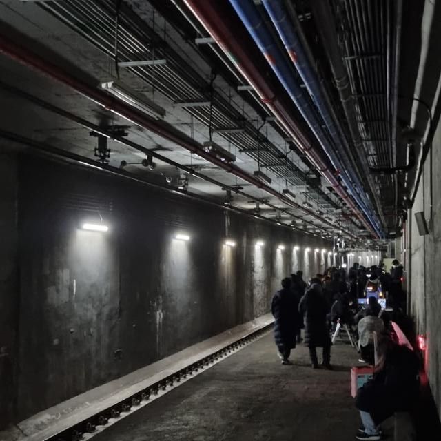 '유령 승강장'으로 유명한 서울 지하철 2호선 신설동역에서 촬영을 하고 있다. 서울교통공사 제공