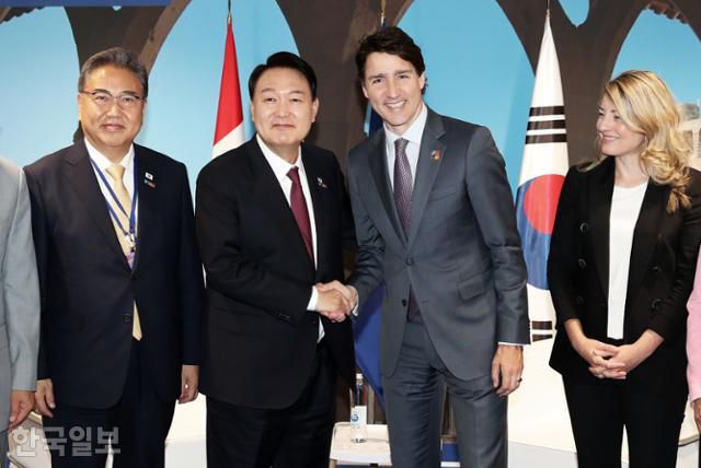 나토 정상회의에 참석한 윤석열 대통령과 쥐스탱 트뤼도 캐나다 총리가 30일(현지시간) 스페인 마드리드 이페마(IFEMA) 국제회의장에서 열린 정상회담에 앞서 기념촬영을 하고 있다. 마드리드=서재훈 기자