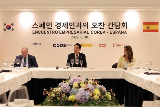 윤석열 대통령이 30일 오후(현지시간) 스페인 마드리드의 한 호텔에서 열린 스페인 경제인과의 오찬간담회에서 인사말을 하고 있다. 대통령실사진기자단