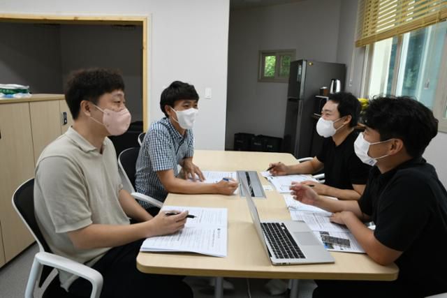 지난달 21일 오후 경남 통영 두미도 스마트워크선터에서 김보준(맨 오른쪽)씨 등 중소벤처기업진흥공단 부산지역본부 직원들이 회의를 하고 있다.