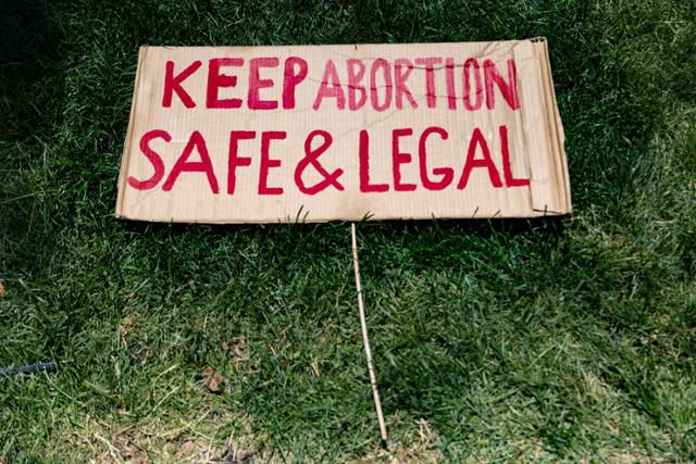 지난 4일 미국 펜실베이니아주 필라델피아에서 열린 임신중지권 보장 요구 집회에서 '안전하고 합법적인 임신중지'를 요구하는 팻말이 바닥에 놓여 있다. 연합뉴스