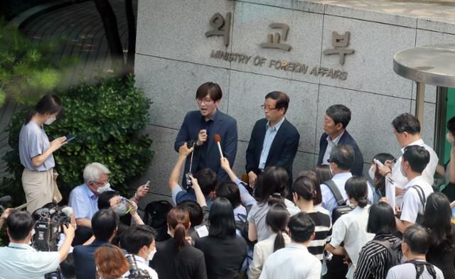 일본제철, 미쓰비시중공업, 후지코시 강제동원 소송 대리인단이 4일 서울 종로구 정부서울청사별관 앞에서 강제동원 배상 해법을 모색하기 위한 민관협의회 1차 회의에 앞서 기자회견을 하고 있다. 뉴스1