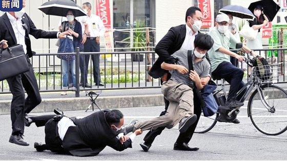 8일 일본 나라에서 선거 유세 중이던 아베 신조 전 일본 총리가 총격으로 쓰러진 후 경호원들이 총격 용의자를 제압하고 있다. 트위터 캡처