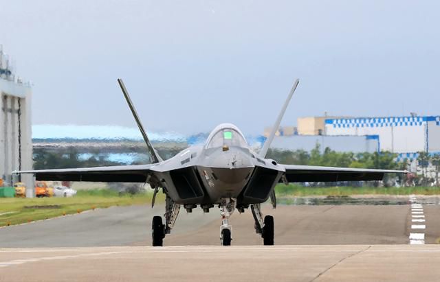 6일 경남 사천시 한국항공우주산업(KAI)에서 지상 테스트를 시작한 차세대 한국형 전투기 KF-21 1호기가 지상활주를 하고 있다. 동체 하부에 영국제 미티어 공대공 미사일이 장착된 모습이 보인다. 사천=사진공동취재단