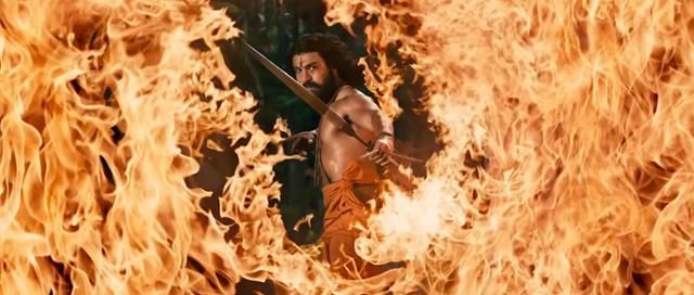 'RRR'은 실존했던 인도 독립 투사 이미지에 고대 영웅서사를 포개 액션 쾌감을 전하려 한다.