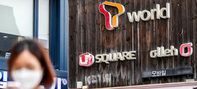 통신3사가 통신장애 배상 기준을 강화하는 약관 개정안을 내놨지만, 소비자단체는 보여주기식이라며 강하게 질타했다. 사진은 이달 16일 서울시내 한 휴대폰 할인매장에 통신3사 로고가 걸려 있는 모습. 뉴시스 제공