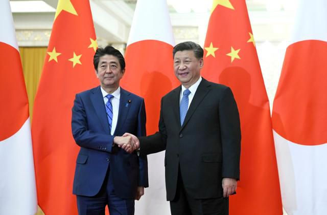 2019년 중국을 방문한 아베 신조(왼쪽) 당시 일본 총리가 중국 베이징 인민대회당에서 시진핑 중국 국가주석과 만나 악수하고 있다. 베이징=AP 연합뉴스