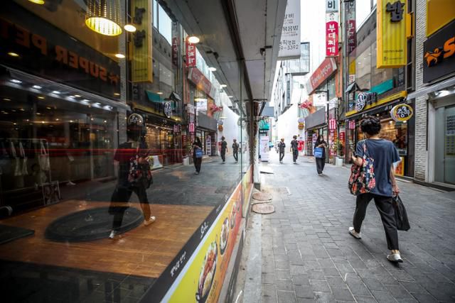 코로나19 재유행이 다가오며 확진자가 급증한 지난 12일 오후 서울 중구 명동의 골목이 한산하다. 뉴시스