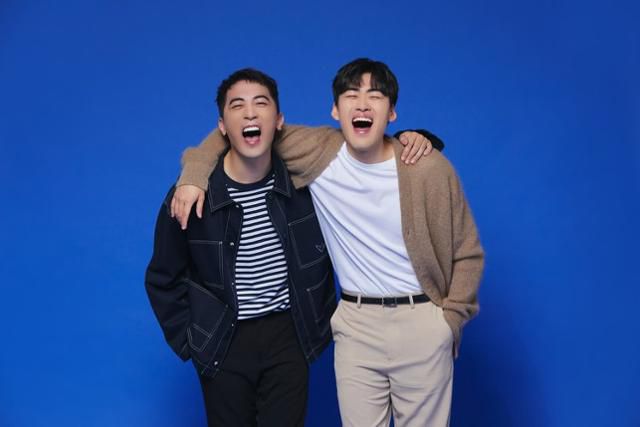 스케치코미디 채널 '숏박스'를 만든 김원훈, 조진세. 2022년 7월 현재 구독자 199만 명을 보유하고 있다. 김원훈과 조진세는 각각 KBS 30기, 31기로 데뷔한 선후배 사이다. 2021년 12월 말부터는 32기 엄지윤이 합류해 3인조로 활동 중이다. 메타코미디 제공