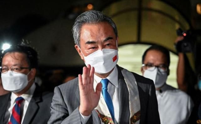 지난 5일 필리핀 파사이시 빌라모르 공군기지 도착한 왕이 중국 국무위원 겸 외교부장의 모습. CNA 캡처