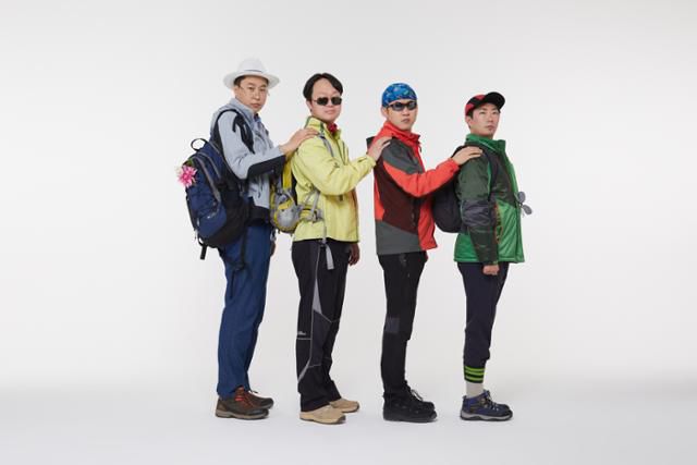 피식대학의 장수 코너 중 하나인 '한사랑산악회'는 주말마다 산에 오르는 중년 아저씨들이 주인공인 휴먼드라마 시트콤이다. 코미디언 김민수는 산악회장 김영남을, 이창호는 영등포 상가 번영회장 이택조를, 이용주는 LP 바 사장 배용길을, 정재형은 정년이 코앞인 물리 교사 정광용을 연기한다. 주변에 흔히 있을 법한 60대 아저씨들의 모습을 '찍어낸 듯이' 모사하는 솜씨가 발군이다. 왼쪽부터 이용주, 정재형, 김민수, 이창호. 메타코미디 제공