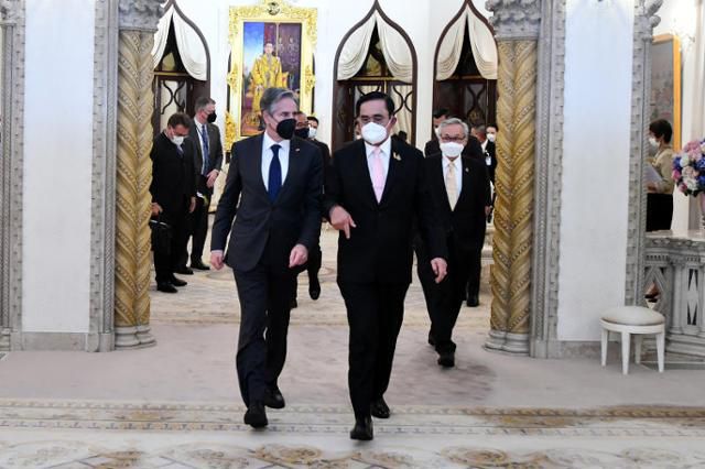 지난 10일 태국을 방문한 토니 블링컨(왼쪽) 미국 국무장관이 쁘라윳 짠오차 태국 총리와 함께 회담장으로 걸어가고 있다. 방콕포스트 캡처