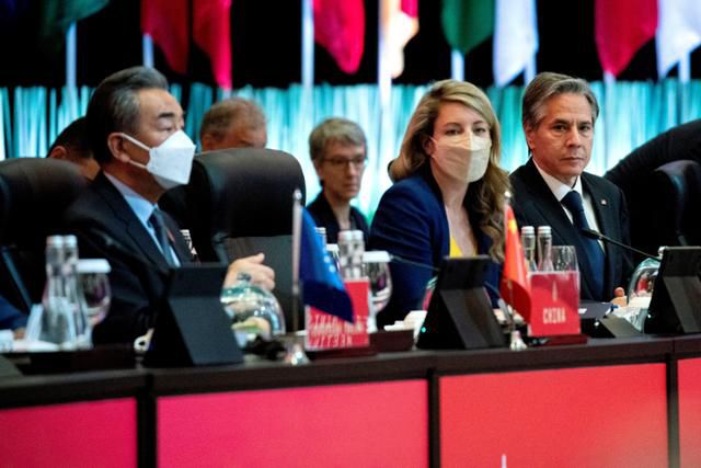 지난 7일 인도네시아 발리에서 개최된 주요20개국(G20) 외무장관 회담장에 왕이(왼쪽) 중국 국무위원 겸 외교부장이 앉아 있다. 그의 오른쪽 두 번째 옆자리에는 갈등이 이어지고 있는 미국의 토니 블링컨 국무장관의 모습이 보인다. 발리=로이터 연합뉴스