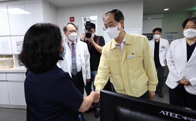 한덕수 국무총리가 13일 오후 서울 중구 국립중앙의료원 모듈병동을 방문해 코로나19 병상을 현장점검하며 의료진을 격려하고 있다. 사진공동취재단